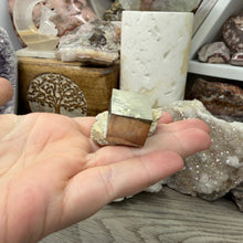 将图像加载到图库查看器中，Cubic Pyrite on Matrix from Spain #17
