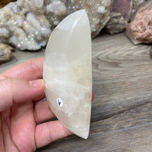 Cargar imagen en el visor de la galería, Lemon Calcite Moon #06
