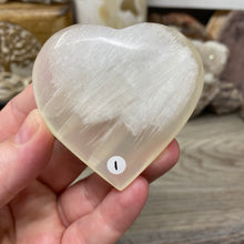 将图像加载到图库查看器中，Lemon Calcite Heart Palm Stone #01
