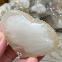 将图像加载到图库查看器中，Lemon Calcite Heart Palm Stone #01
