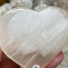 将图像加载到图库查看器中，Lemon Calcite Heart Palm Stone #01
