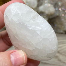 将图像加载到图库查看器中，Lemon Calcite Heart Palm Stone #04
