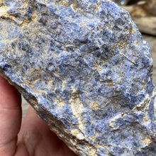 Cargar imagen en el visor de la galería, Sodalite Rough #04
