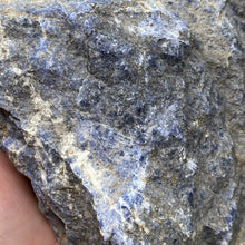 Carica l&#39;immagine nel visualizzatore di Gallery, Sodalite Rough #04
