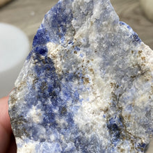 Carica l&#39;immagine nel visualizzatore di Gallery, Sodalite Rough #06
