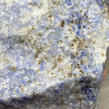 Carica l&#39;immagine nel visualizzatore di Gallery, Sodalite Rough #06
