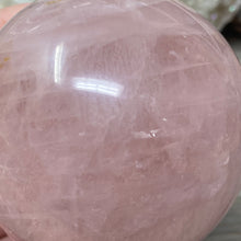 Cargar imagen en el visor de la galería, Rose Quartz Sphere #03 - 2.77&quot; / 70mm
