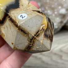 Carica l&#39;immagine nel visualizzatore di Gallery, Septarian Double Point #02 - 4.34&quot;/110mm
