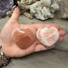 将图像加载到图库查看器中，Strawberry Calcite Hearts
