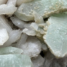 将图像加载到图库查看器中，<transcy>鱼眼石与辉石和绿色绿泥石</transcy>
