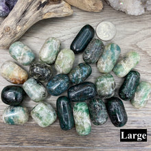 将图像加载到图库查看器中，Emerald Fuchsite in Quartz Tumbles
