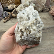 将图像加载到图库查看器中，<transcy>鱼眼石与辉石和绿色绿泥石</transcy>
