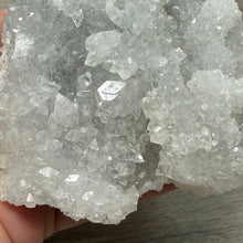 将图像加载到图库查看器中，<transcy>鱼眼石与辉石和绿色绿泥石</transcy>
