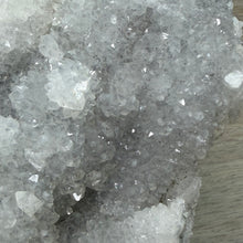 将图像加载到图库查看器中，<transcy>鱼眼石与辉石和绿色绿泥石</transcy>
