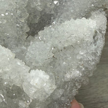 将图像加载到图库查看器中，<transcy>鱼眼石与辉石和绿色绿泥石</transcy>

