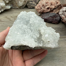 将图像加载到图库查看器中，<transcy>鱼眼石与辉石和绿色绿泥石</transcy>
