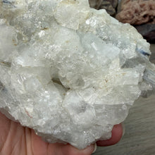 将图像加载到图库查看器中，<transcy>鱼眼石与辉石和绿色绿泥石</transcy>

