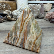 Carica l'immagine nel visualizzatore di Gallery, Green Onyx 4" Pyramid #02
