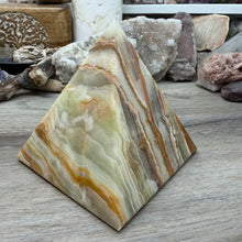 Carica l'immagine nel visualizzatore di Gallery, Green Onyx 4" Pyramid #02
