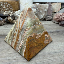Carica l'immagine nel visualizzatore di Gallery, Green Onyx 4" Pyramid #02
