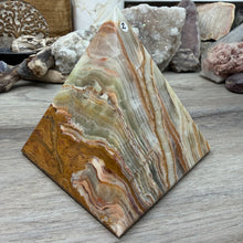 Carica l'immagine nel visualizzatore di Gallery, Green Onyx 4" Pyramid #02
