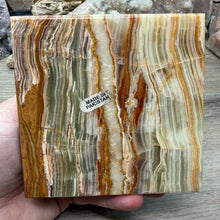 Carica l'immagine nel visualizzatore di Gallery, Green Onyx 4" Pyramid #02
