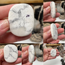 将图像加载到图库查看器中，Howlite Smooth Palm Stones
