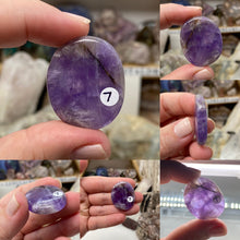 将图像加载到图库查看器中，Chevron Amethyst Large Coin Size Pocket Stones
