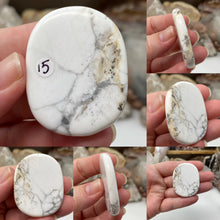 将图像加载到图库查看器中，Howlite Smooth Palm Stones
