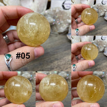 将图像加载到图库查看器中，Honey Calcite 1.5&quot; Spheres
