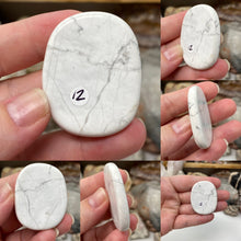 将图像加载到图库查看器中，Howlite Smooth Palm Stones
