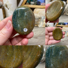 将图像加载到图库查看器中，Ocean Jasper Worry Palm Stones
