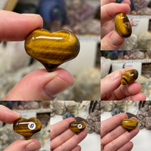 将图像加载到图库查看器中，Tiger Eye Cartoon 1&quot; Hearts
