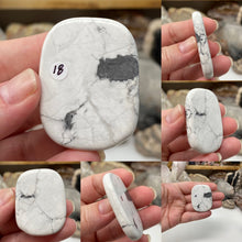 Carica l&#39;immagine nel visualizzatore di Gallery, Howlite Smooth Palm Stones
