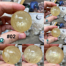 将图像加载到图库查看器中，Honey Calcite 1.5&quot; Spheres
