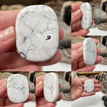 将图像加载到图库查看器中，Howlite Smooth Palm Stones
