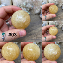 将图像加载到图库查看器中，Honey Calcite 1.5&quot; Spheres
