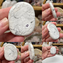 将图像加载到图库查看器中，Howlite Smooth Palm Stones
