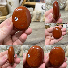 将图像加载到图库查看器中，Brecciated Red Jasper Pillow Palm Stones
