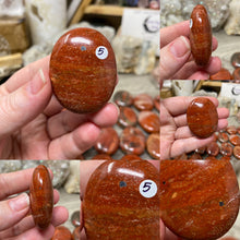 将图像加载到图库查看器中，Brecciated Red Jasper Pillow Palm Stones
