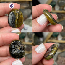 将图像加载到图库查看器中，Blue Tiger Eye 1&quot; Coin Size Pocket Stone
