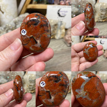 将图像加载到图库查看器中，Brecciated Red Jasper Pillow Palm Stones
