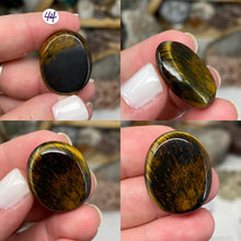 将图像加载到图库查看器中，Blue Tiger Eye 1&quot; Coin Size Pocket Stone
