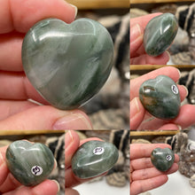 Carica l&#39;immagine nel visualizzatore di Gallery, African Bloodstone 30mm Hearts
