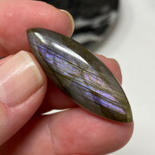 将图像加载到图库查看器中，Purple Labradorite Cabochon #16 * High Quality
