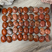 将图像加载到图库查看器中，Brecciated Red Jasper Pillow Palm Stones
