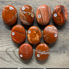 将图像加载到图库查看器中，Brecciated Red Jasper Pillow Palm Stones
