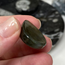 Carica l&#39;immagine nel visualizzatore di Gallery, Purple Labradorite Cabochon #36 * High Quality
