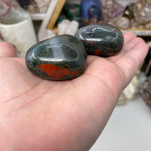 Carica l&#39;immagine nel visualizzatore di Gallery, African Bloodstone 45mm Hearts
