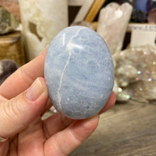 Bild in Galerie-Viewer laden, Blue Calcite Palm Stone #13
